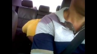 Morena chupa a rola do namorado dentro do táxi e o malandro olhando a putaria pelo retrovisor em Porto Grande-AP